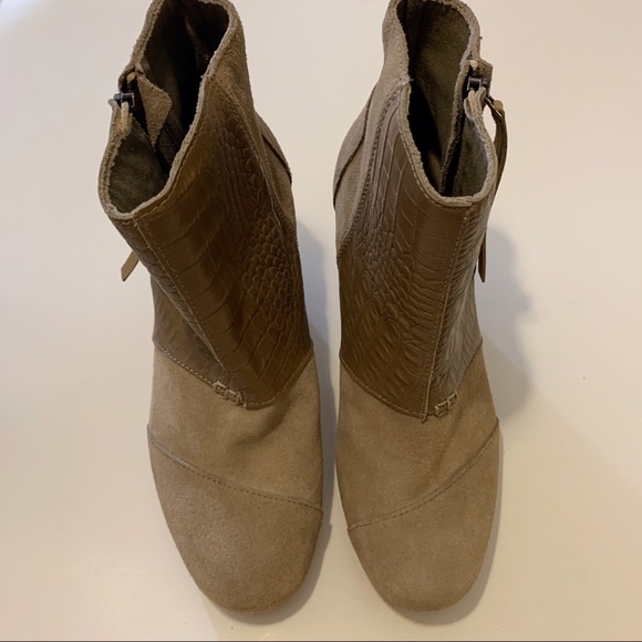 Toms Desert Wedge Taupe Suede Croc Embossed Bootie - Picture 3 of 11